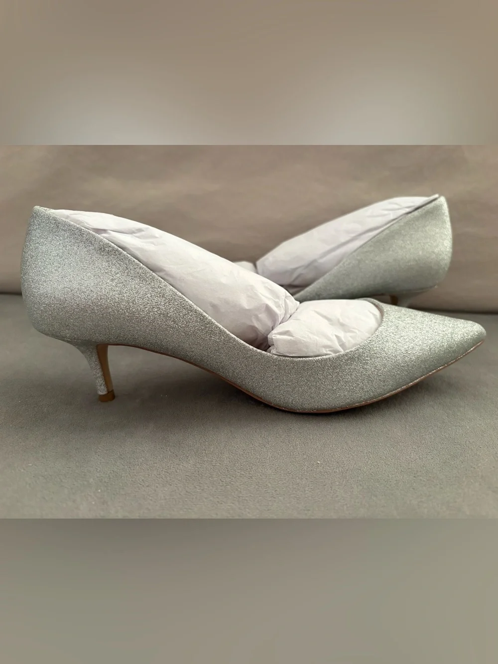 Jewel Badgley Mischka Women’s Silver Glitter Pointed Toe Kitten Heel Pumps US 8